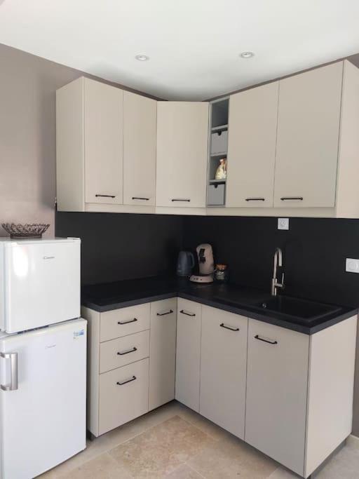 Villa Location Independante Au Coeur Des Alpilles Pour 2 Personnes Avec Jacuzzi Aureille Exterior foto