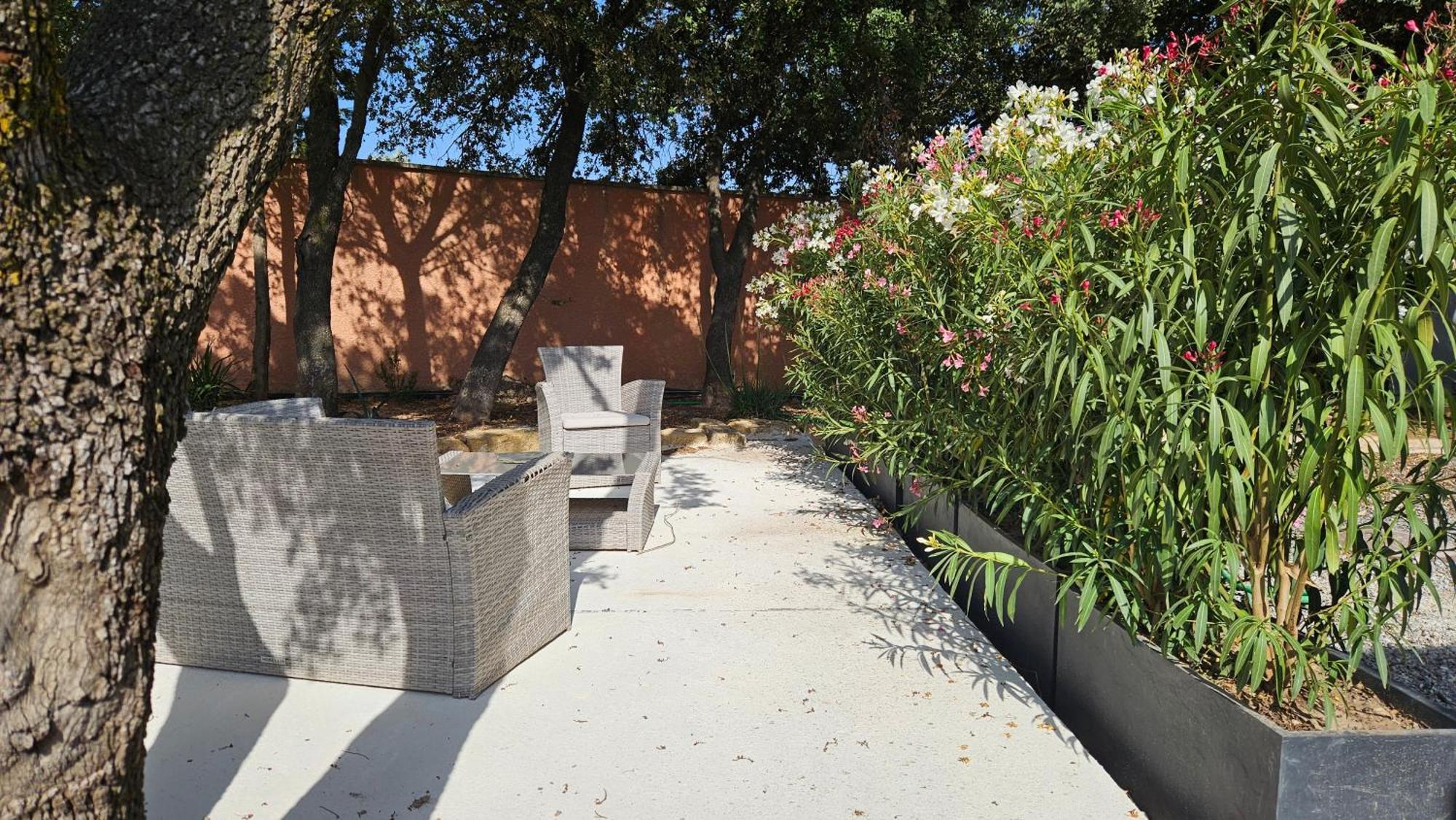 Villa Location Independante Au Coeur Des Alpilles Pour 2 Personnes Avec Jacuzzi Aureille Exterior foto