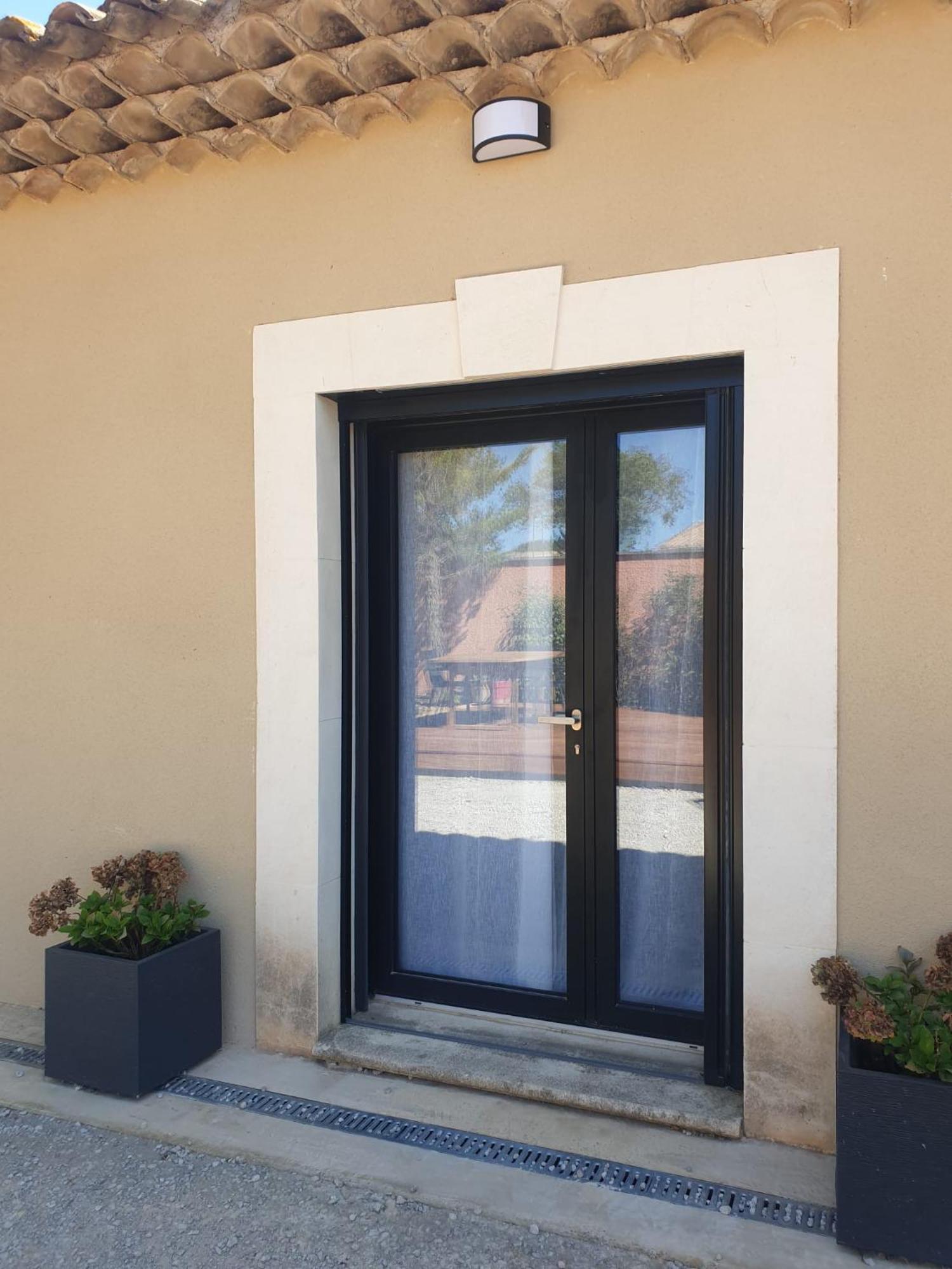 Villa Location Independante Au Coeur Des Alpilles Pour 2 Personnes Avec Jacuzzi Aureille Exterior foto